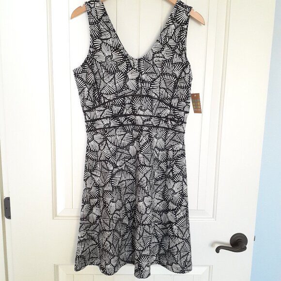 NWT Title Nine Dream Dress Updated V-Neck Pockets in Sparkler Black Size M - Picture 1 of 16